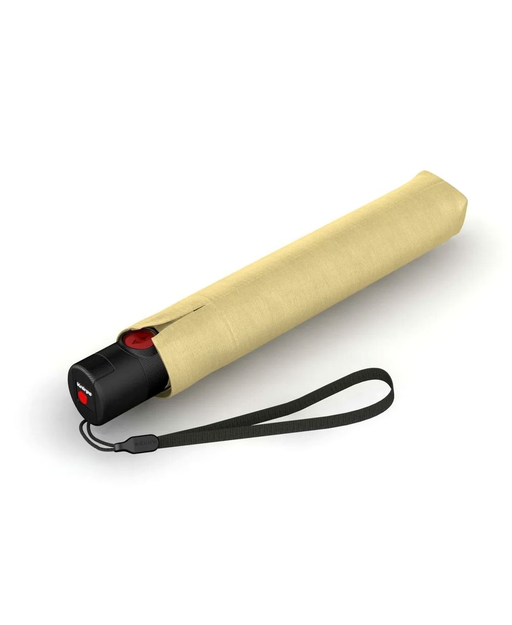 מטרייה מתקפלת Knirps U.200 בצבע וניל במצב סגור עם רצועת נשיאה