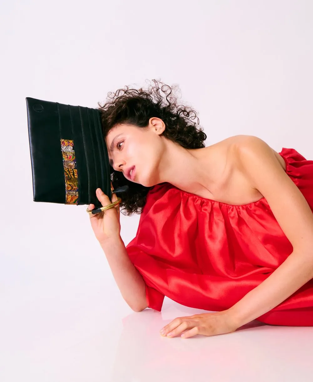 תיק מעטפה דהן בעור שחור | ONE ONE FIVE – תמונה 3