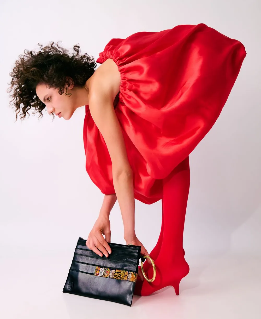 תיק מעטפה דהן בעור שחור | ONE ONE FIVE – תמונה 2