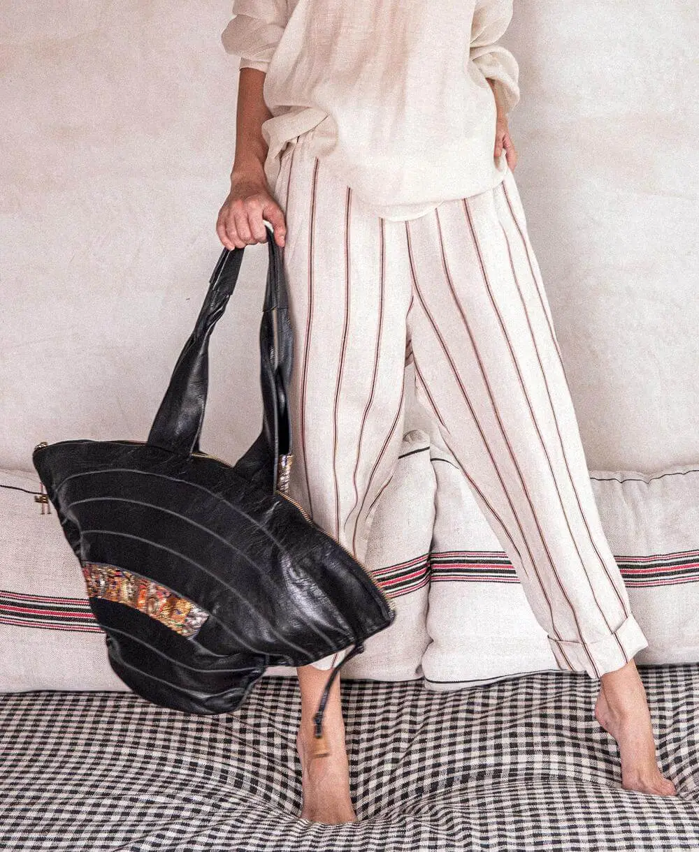 תיק צד לנשים סוצ'י ענק עור שחור | ONE ONE FIVE – תמונה 4