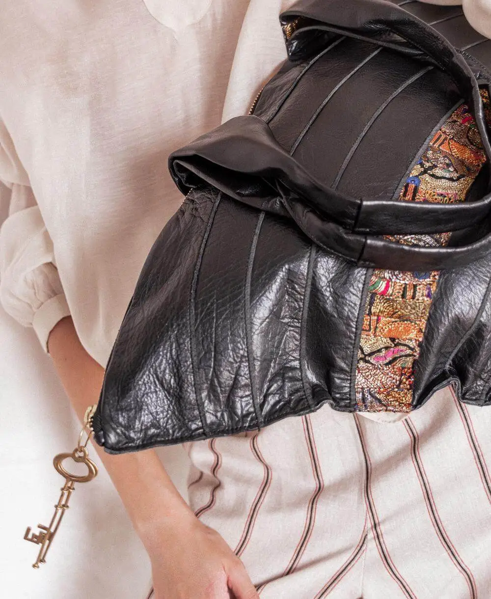 תיק צד לנשים סוצ'י ענק עור שחור | ONE ONE FIVE – תמונה 6