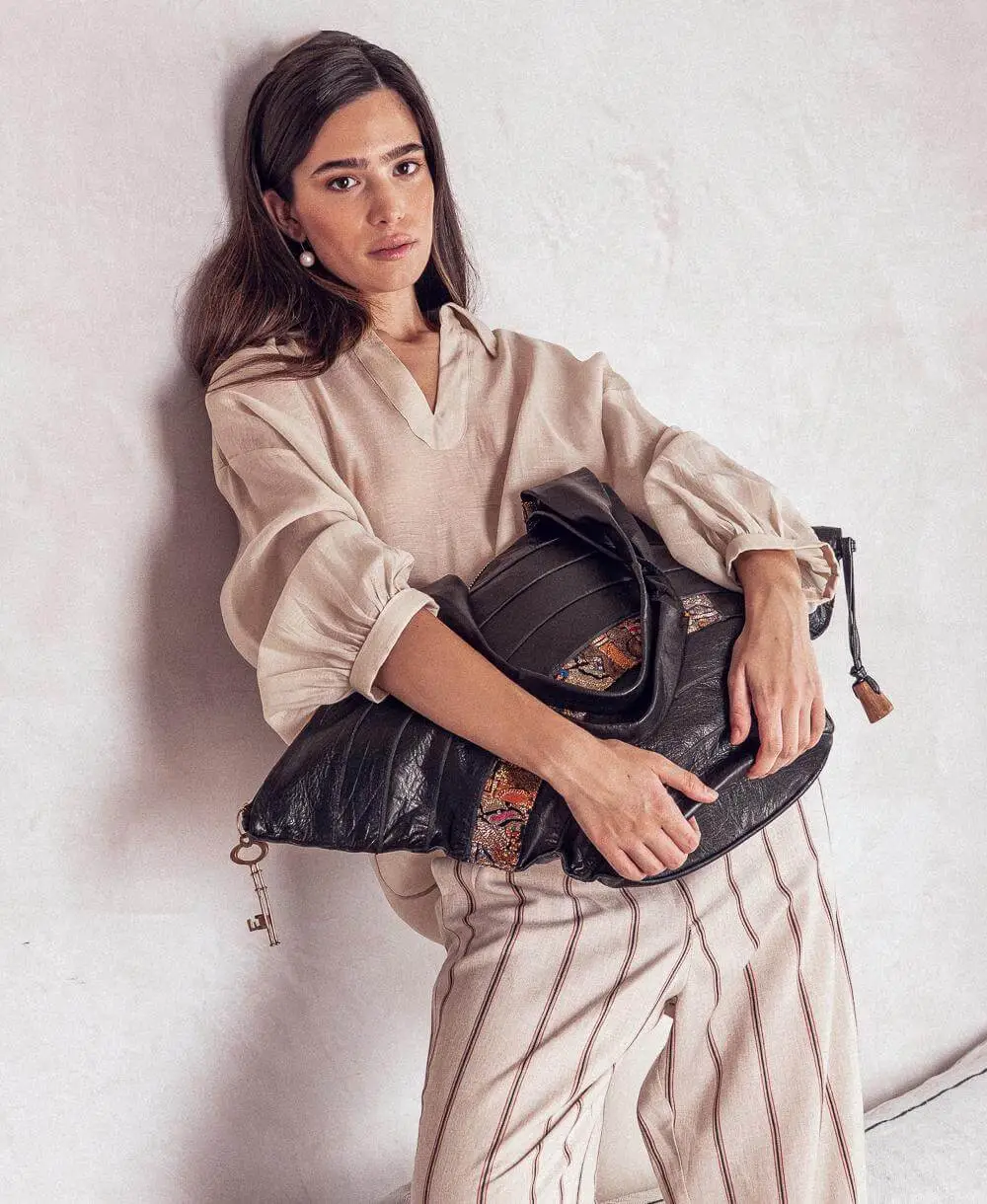 תיק צד לנשים סוצ'י ענק עור שחור | ONE ONE FIVE – תמונה 3