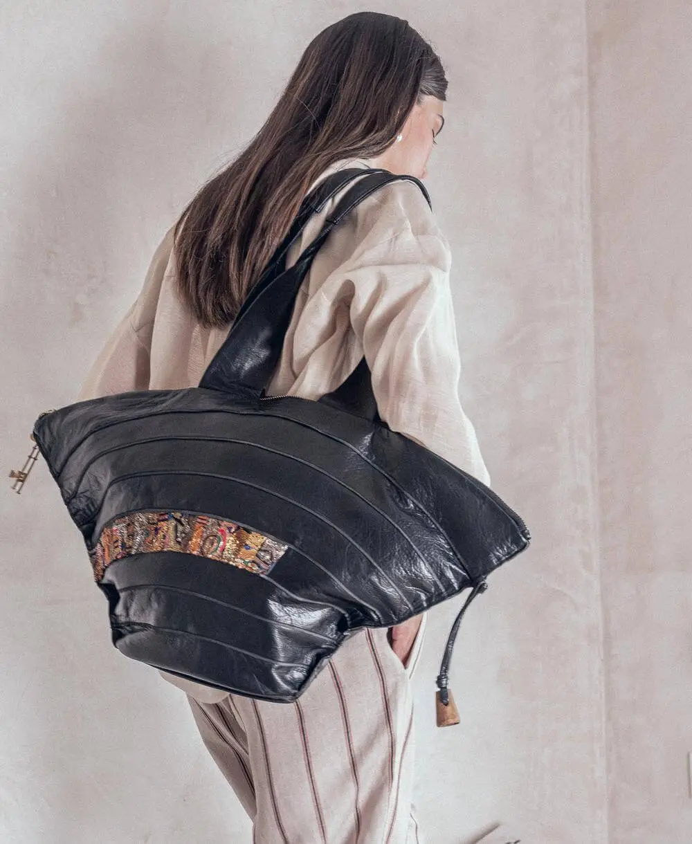 תיק צד לנשים סוצ'י ענק עור שחור | ONE ONE FIVE – תמונה 2