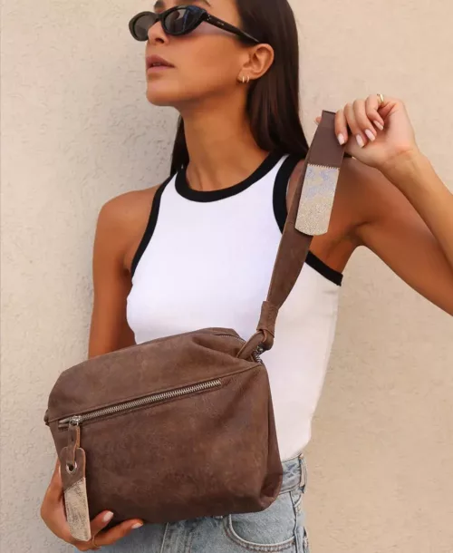 תיק מעור לנשים מעצבת נטע שדה דגם מארס בצבע חום כהה