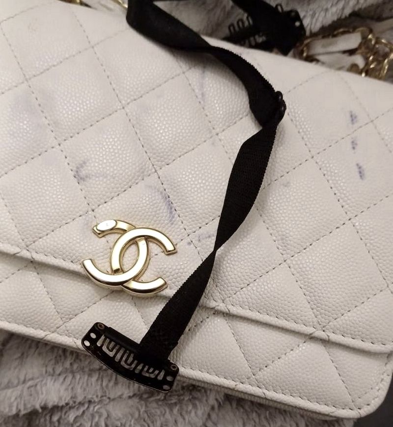 תיק מעור של חברת שאנל עם כתם דיו על העור