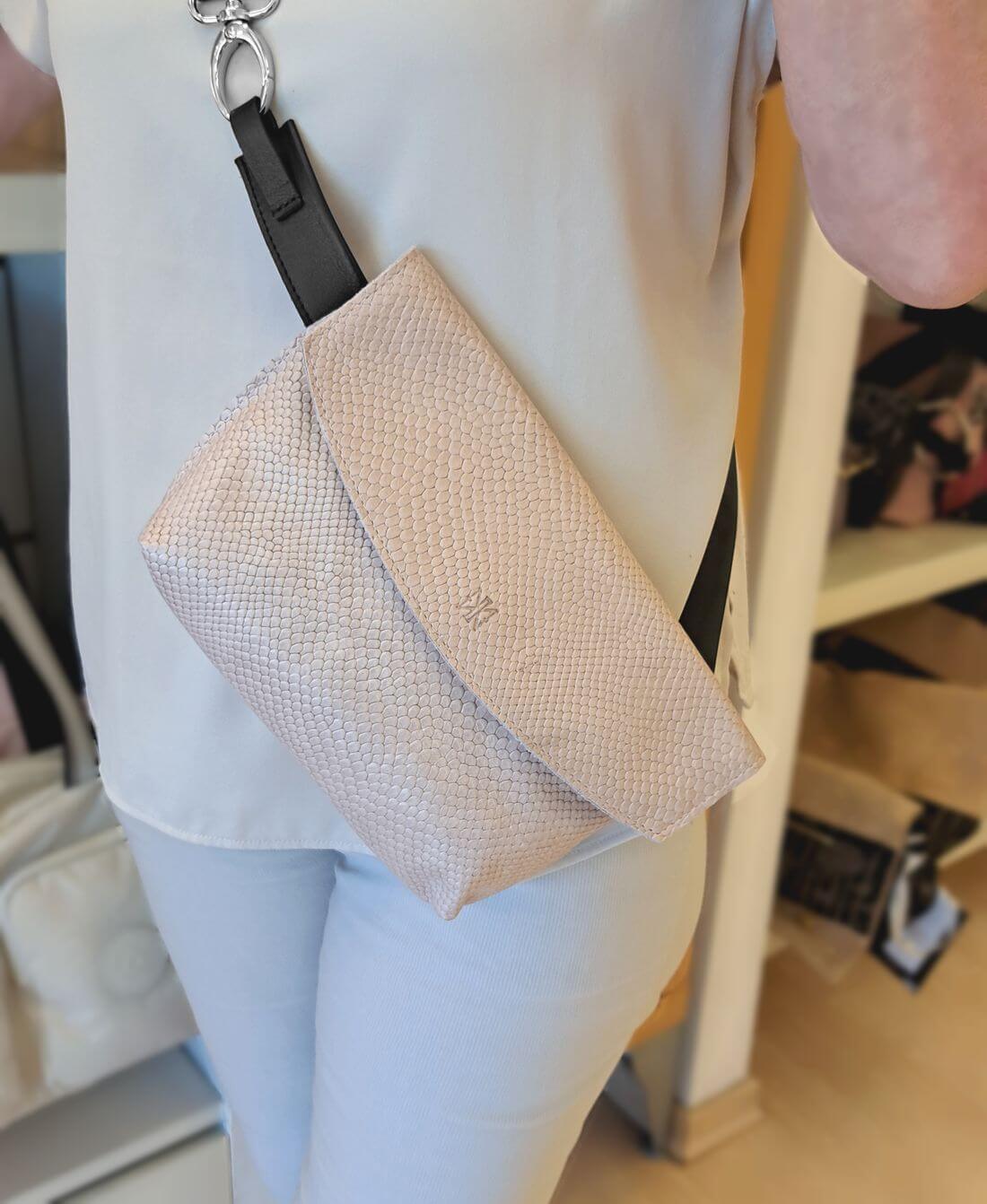 תיק פאוץ אלכסון נויה עור פאודר קשקשים | נאפה – תמונה 2