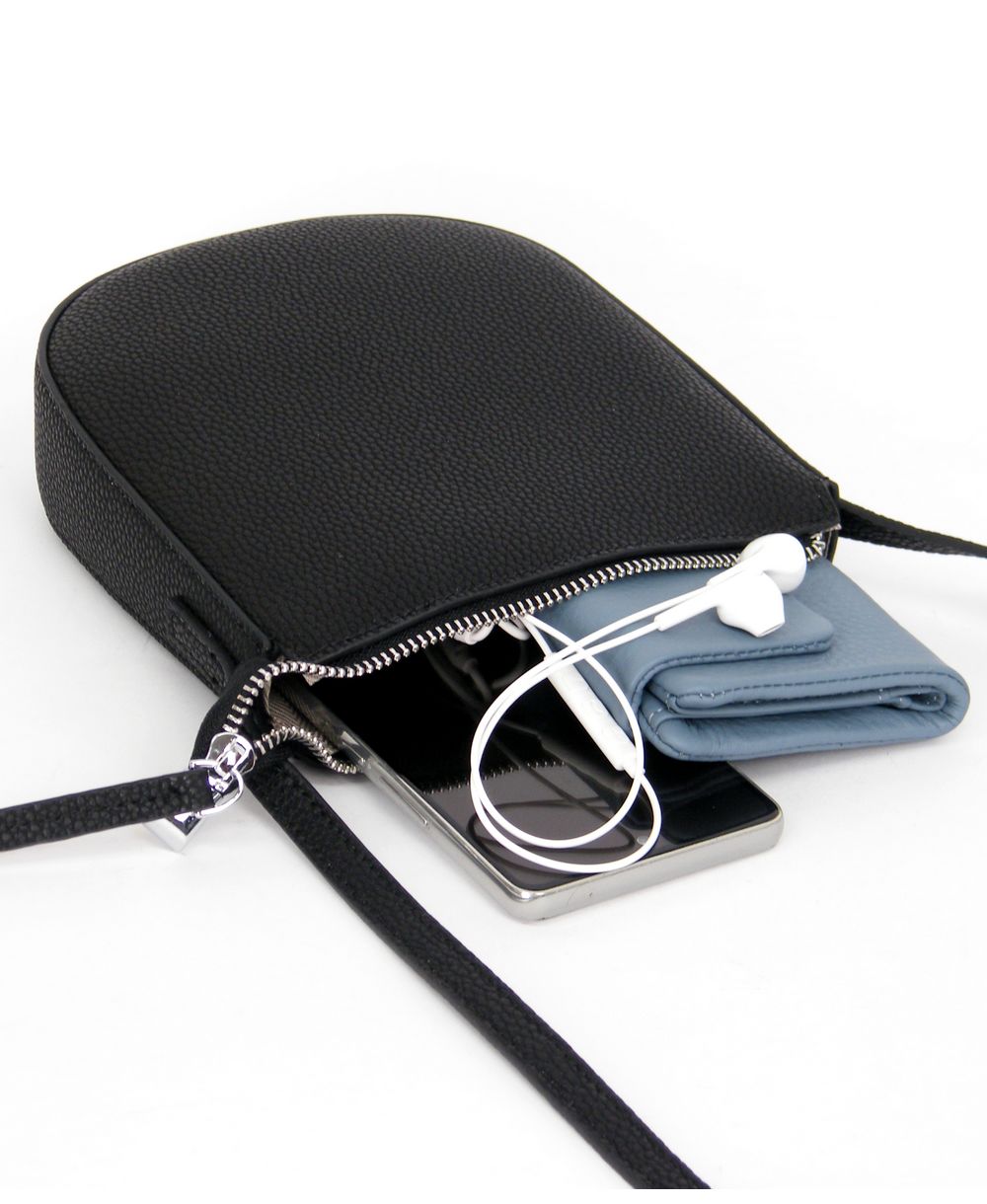 תיק מעור קטן לנשים מצב פתוח הכולל ארנק טלפון ואוזניות.