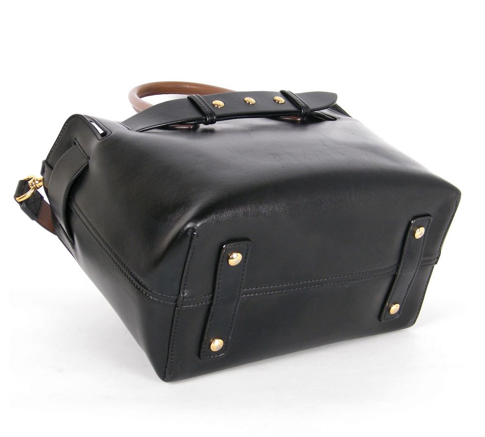 חידוש וצביעה לתיק ברברי לאחר עבודה.