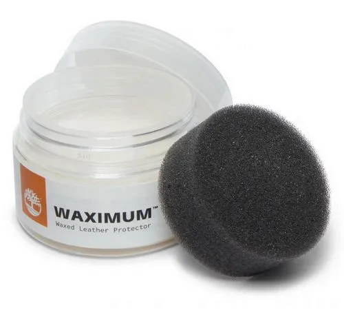 צביעת תיק עור בהיר של איב סן לורן - ווקס ייעודי לעור על פני השטח הצבוע כדי להגן עליו מפני שריטות