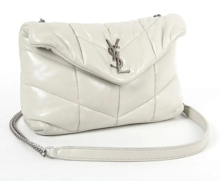 לאחר צביעת תיק עור של איב סן לורן בהיר כולל רצועה