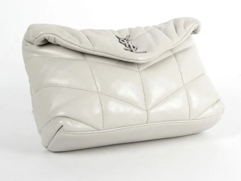 לאחר צביעת תיק עור של איב סן לורן בהיר מבט לתחתית התיק