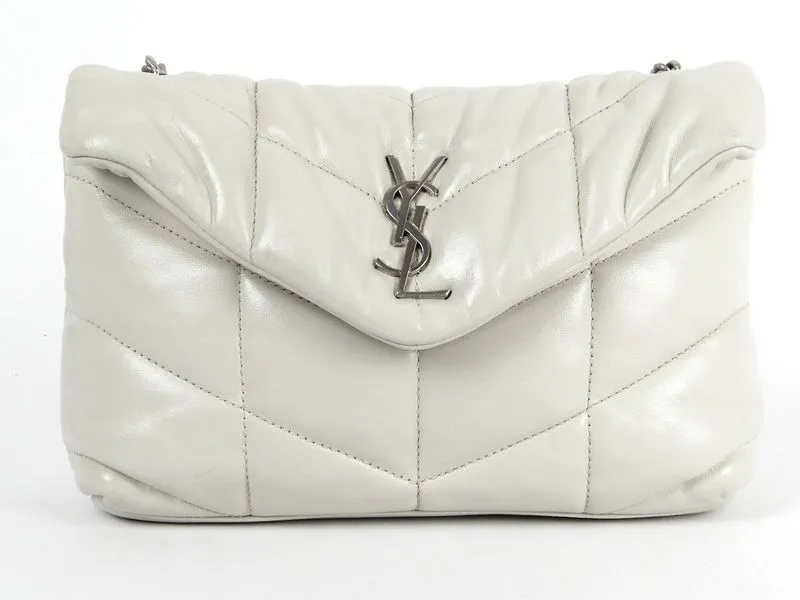 לאחר צביעת תיק עור של איב סן לורן בהיר