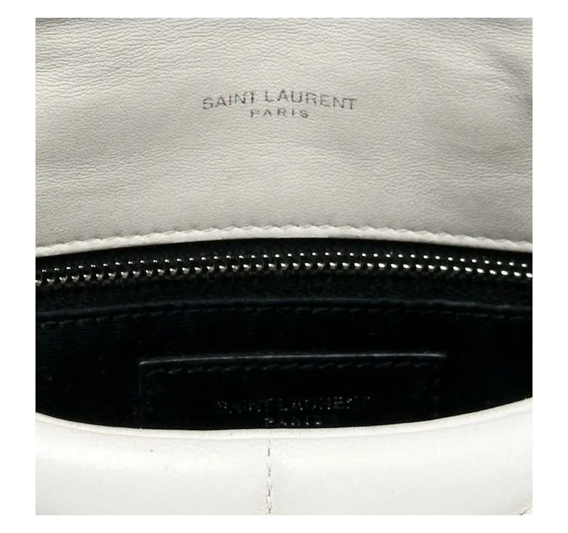 לאחר צביעת תיק עור של איב סן לורן לוגו פנימי