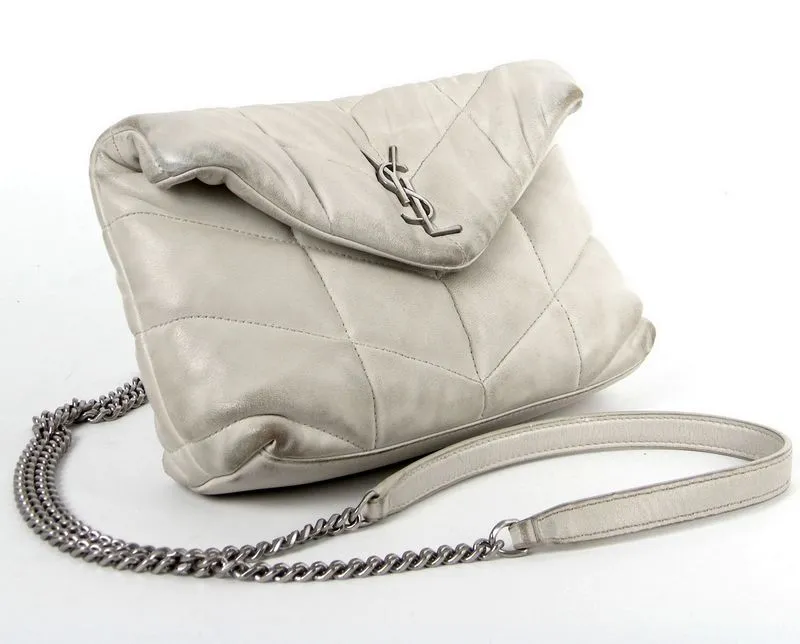 לפני צביעת תיק עור של איב סן לורן כולל רצועה