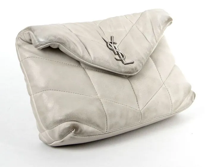 לפני צביעת תיק עור של איב סן לורן שוכב על הצד