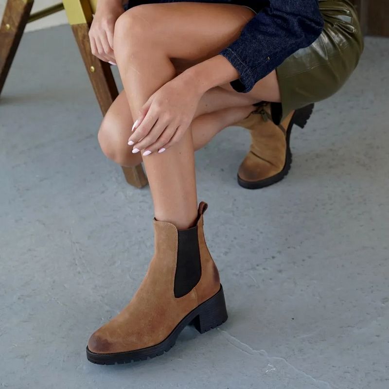 עוד דגם שחייבים בארון מהקולקציה של סטיב מאדן מגפון זמש חום