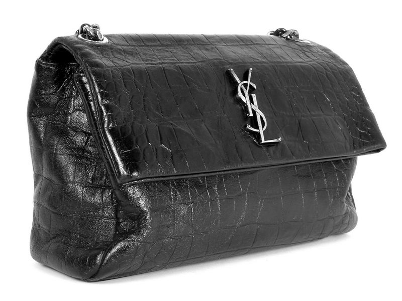 תמונה אחרי תיקון קרע בעור מבט מהצד שחור לתיק איב סן לורן