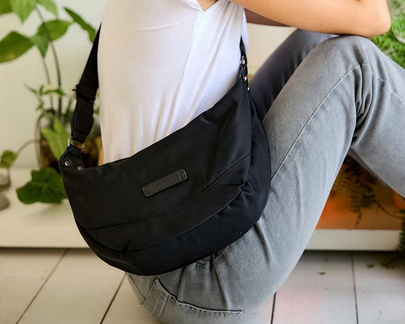 תיק בד שילוב עור על דוגמנית יושבת