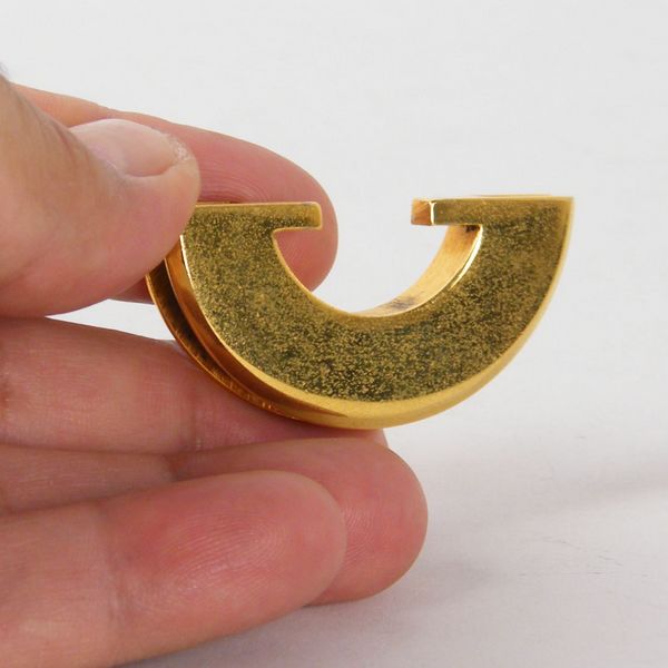 אבזם לתיק עור שאנל בן 50 שנה