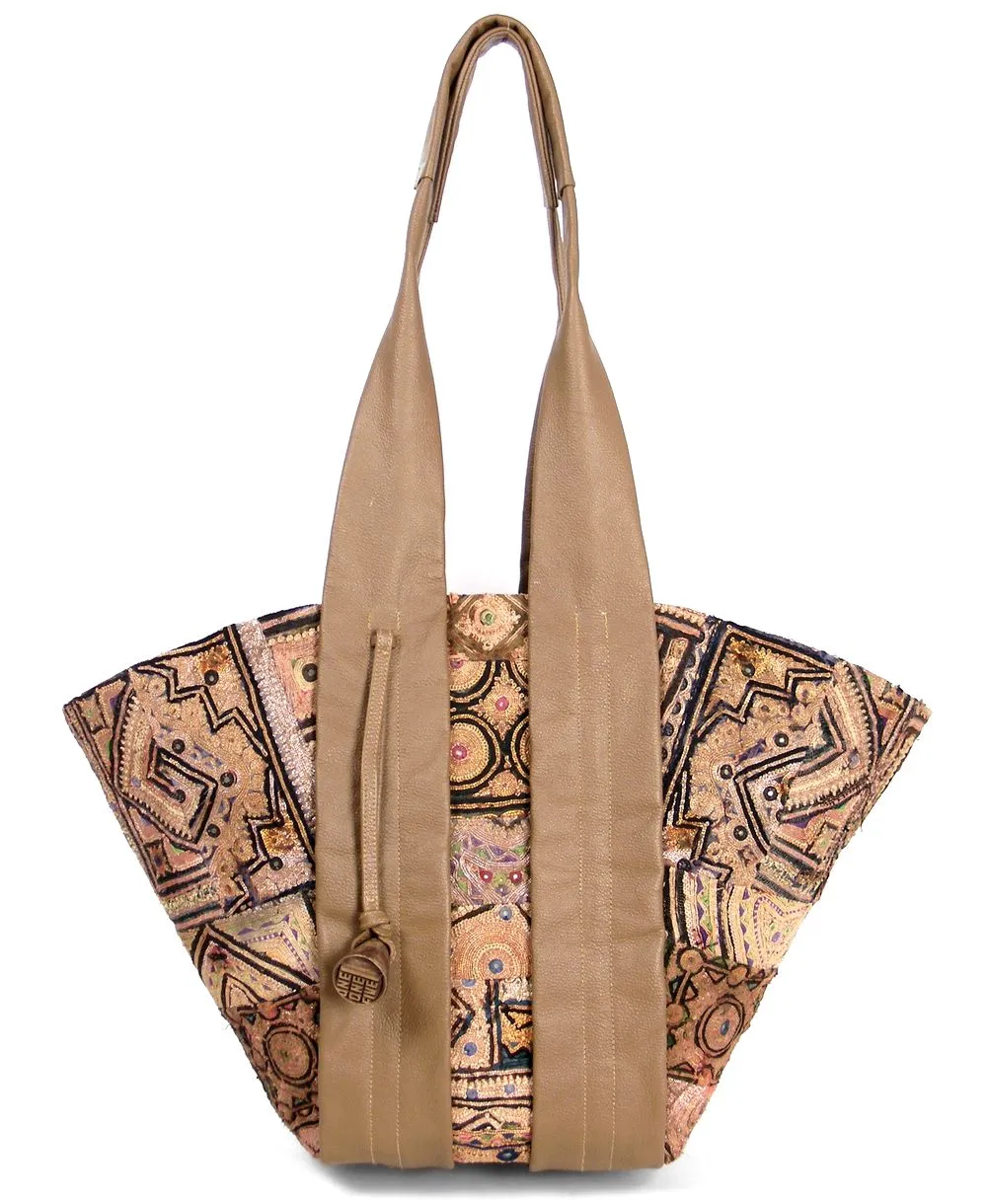 תיק צד לנשים מעור מעצבת אורית לבנת דגם סאטי בגוון בז' ביגה.