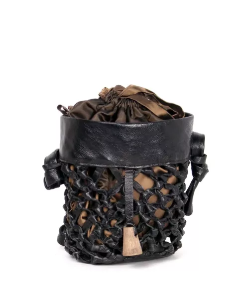 תיק טאאן בעבודת יד מעור קלוע שחור – עיצוב אורית לבנת | ONE ONE FIVE