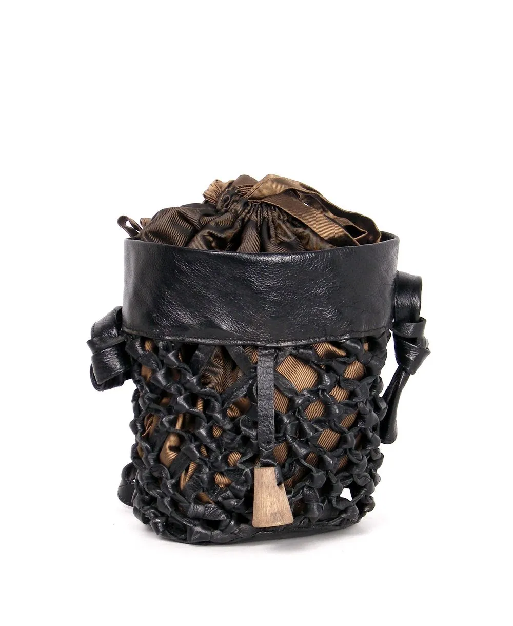 תיק טאאן בעבודת יד מעור קלוע שחור – עיצוב אורית לבנת | ONE ONE FIVE