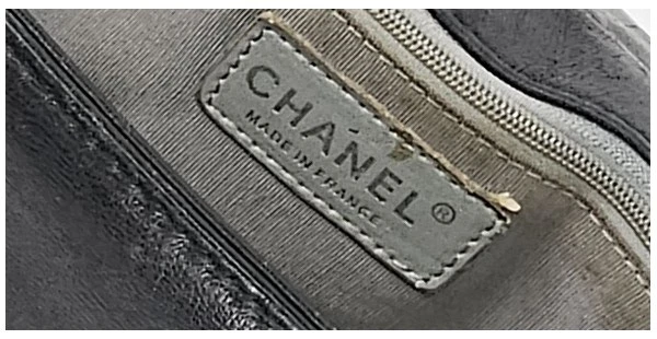 תצלום מקרוב לתג לוגו של תיק שאנל