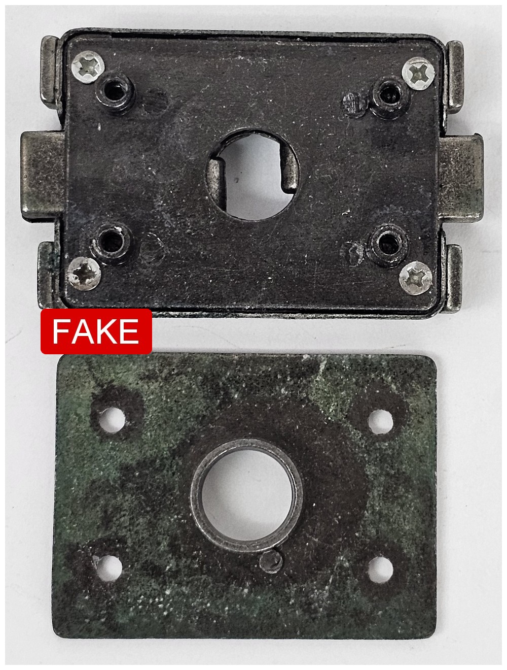 תיק שאנל מזוייף-אבזם ראשי מבט לבפנים ללא חותמות ואיכות ירודה.