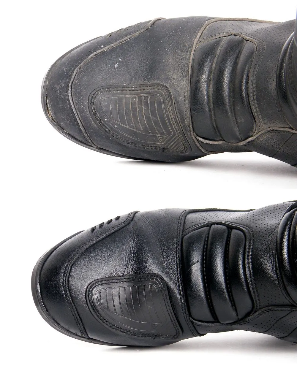 ניקוי וחידוש מגפי רכיבה של המותג דיינז, לפני ואחרי – ההבדל ברור