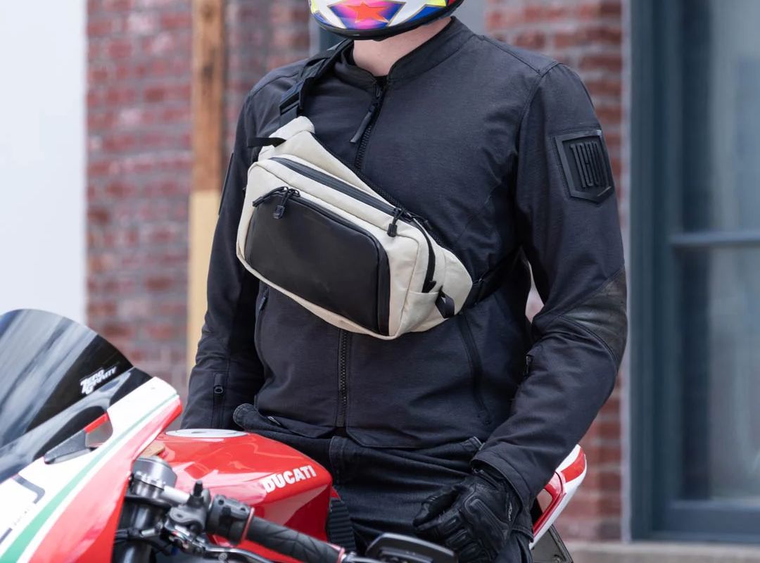 תיק אוכף לגבר בעיצוב פונקציונלי עם אופנוע דוקאטי ספורטיבי