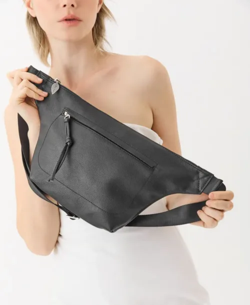 פאוץ' מעור נאפה שחור נטע שדה על דוגמנית - מבט צדדי