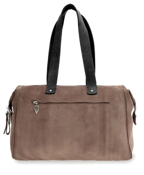 תיק לנשים מעור זמש אפור בעיצוב נטע שדה דגם יוגב – תיק כתף יוקרתי לנשיאת חפצים בסטייל