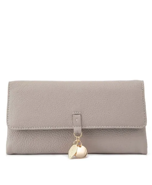 ארנק עור לנשים בצבע אבן בהיר בעיצוב נטע שדה ותליון מוזהב