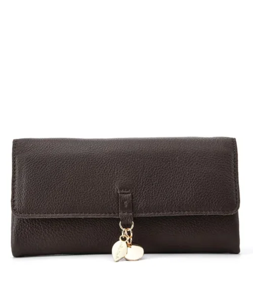 ארנק עור לנשים בצבע חום כהה בעיצוב נטע שדה ותליון לוגו מוזהב