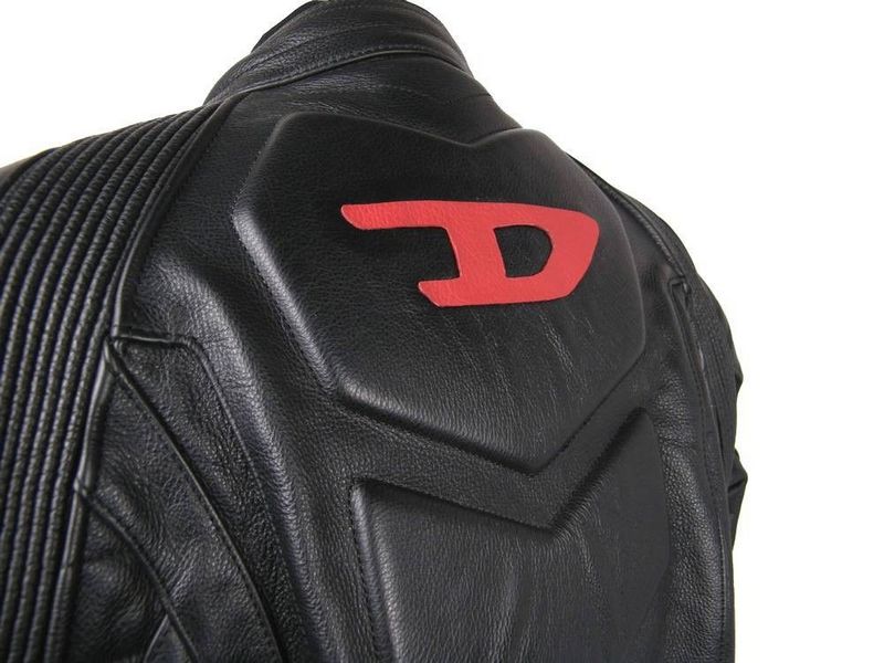 תקריב לוגו דיזל אדום בעבודת יד – גב המעיל