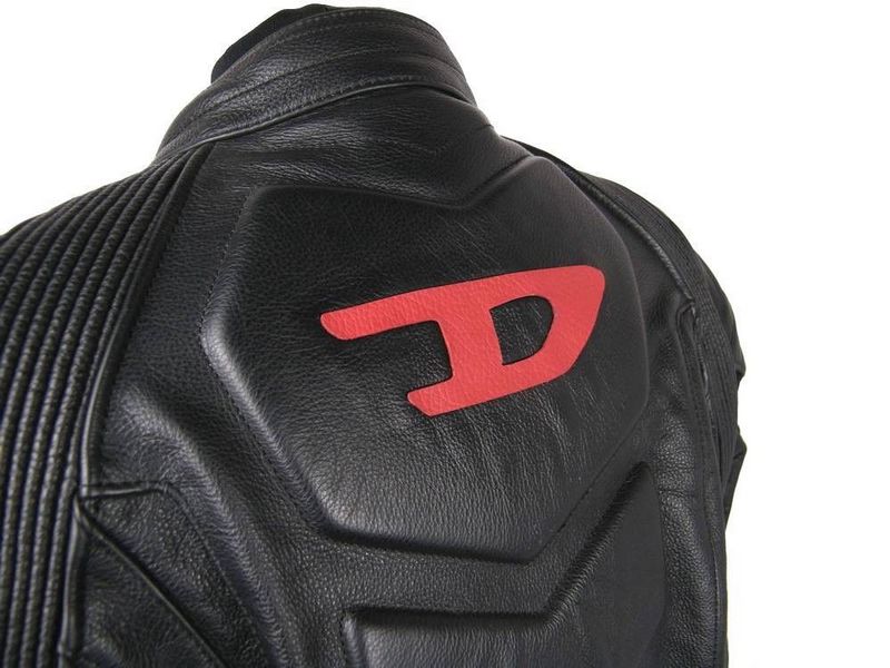 תקריב נוסף – סמל דיזל אדום מעור נאפה על גב המעיל