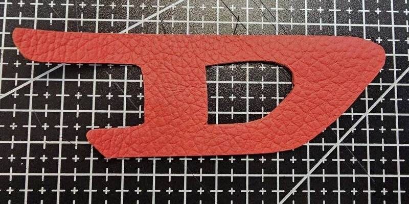 חיתוך לוגו דיזל מעור נאפה אדום