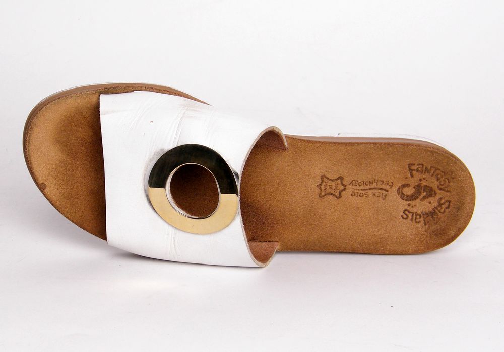 כפכף עור לבן אחרי ניקוי בלבד – רפידה נקייה ועור בהיר יותר