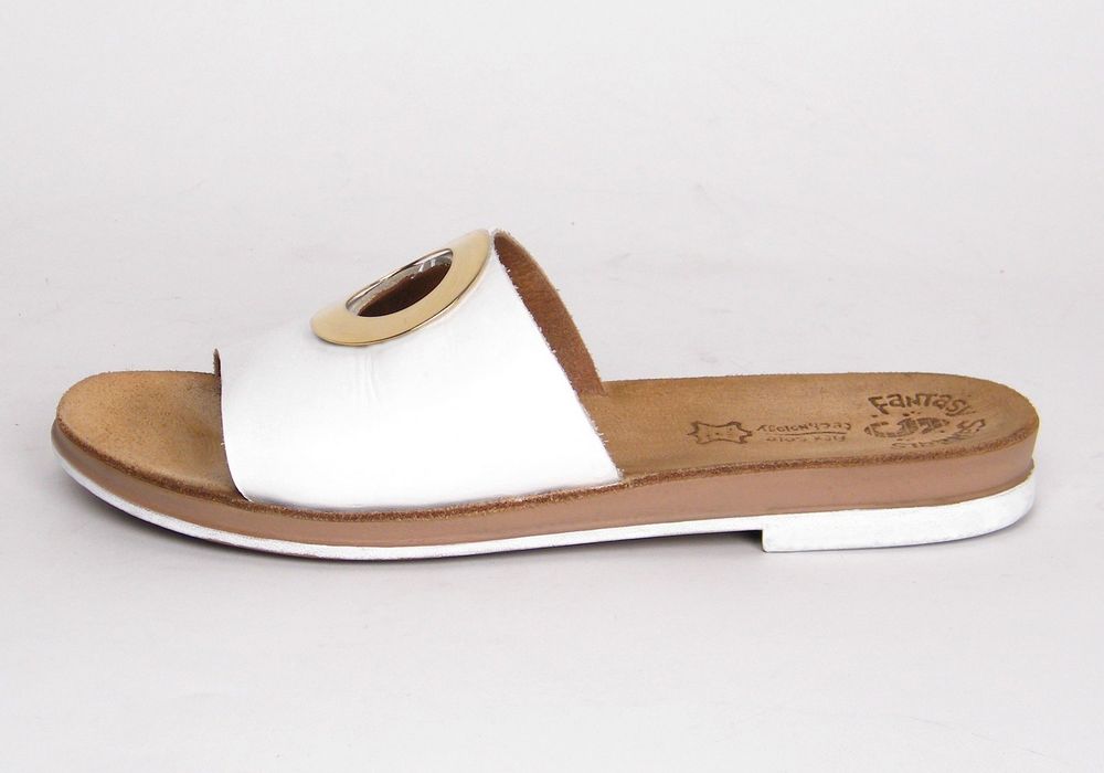 כפכף עור אחרי צביעה יסודית בלבן – גימור חלק ואחיד