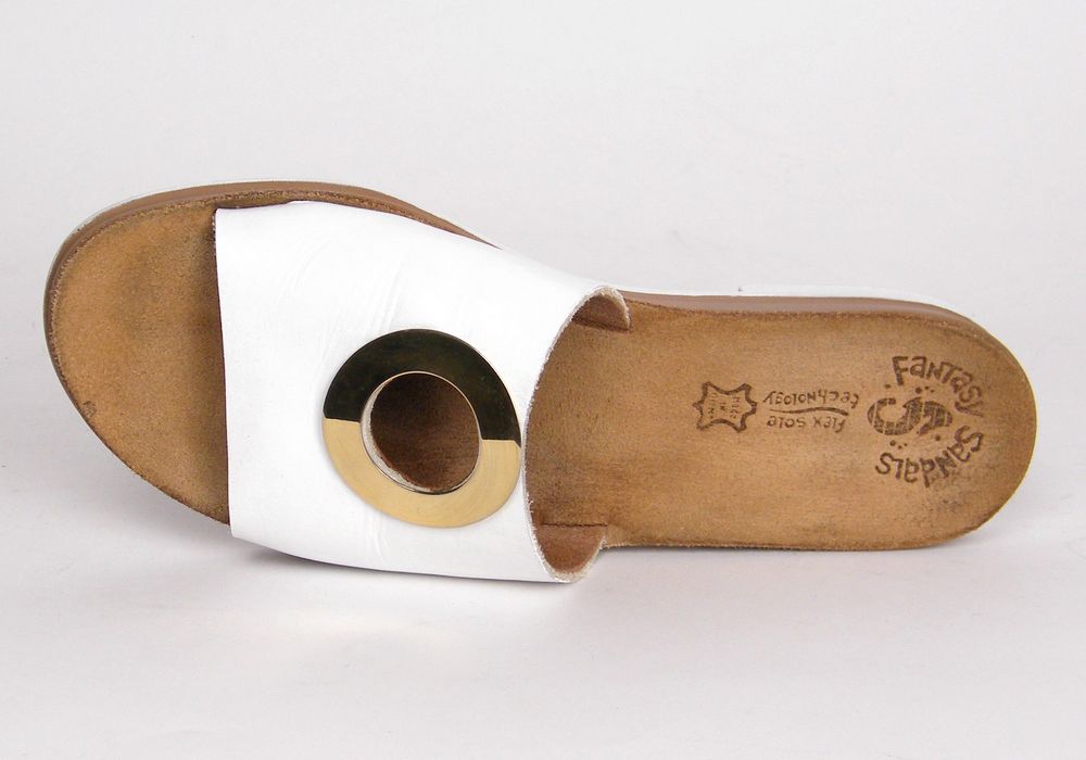 כפכף עור לבן אחרי חידוש – רפידה משויפת וצבע אחיד