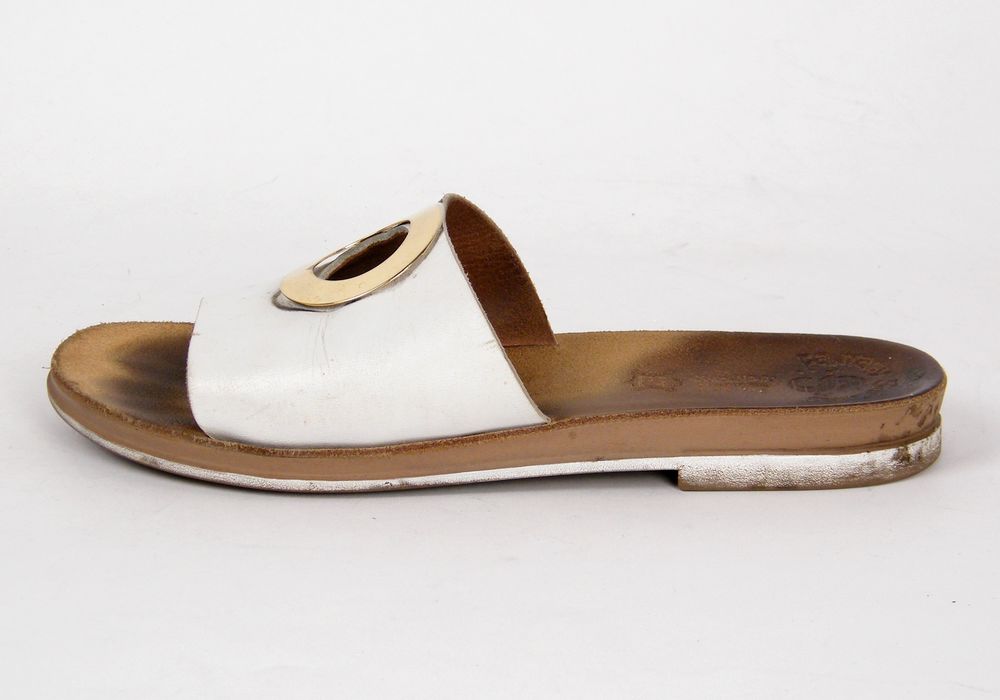 כפכף עור לבן לפני צביעה – שחיקה בצידי הסוליה ולכלוך בולט