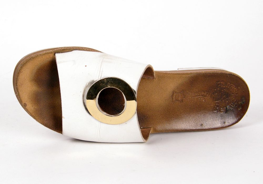 כפכף עור לבן לפני חידוש – צבע דהוי ורפידה שחוקה