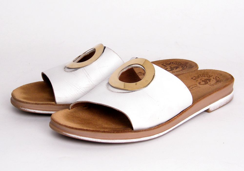 כפכפי עור לבנות אחרי ניקוי – חידוש מראה טבעי ללא צביעה