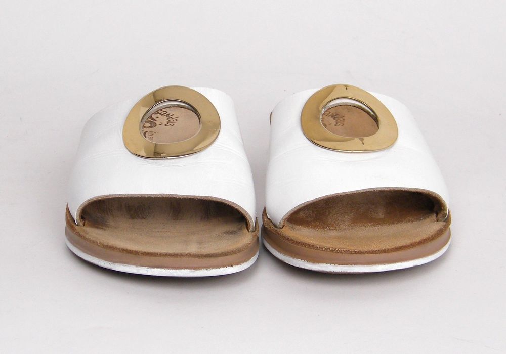 כפכפי עור אחרי צביעה בלבן – חזית נקייה ומראה כמו חדש