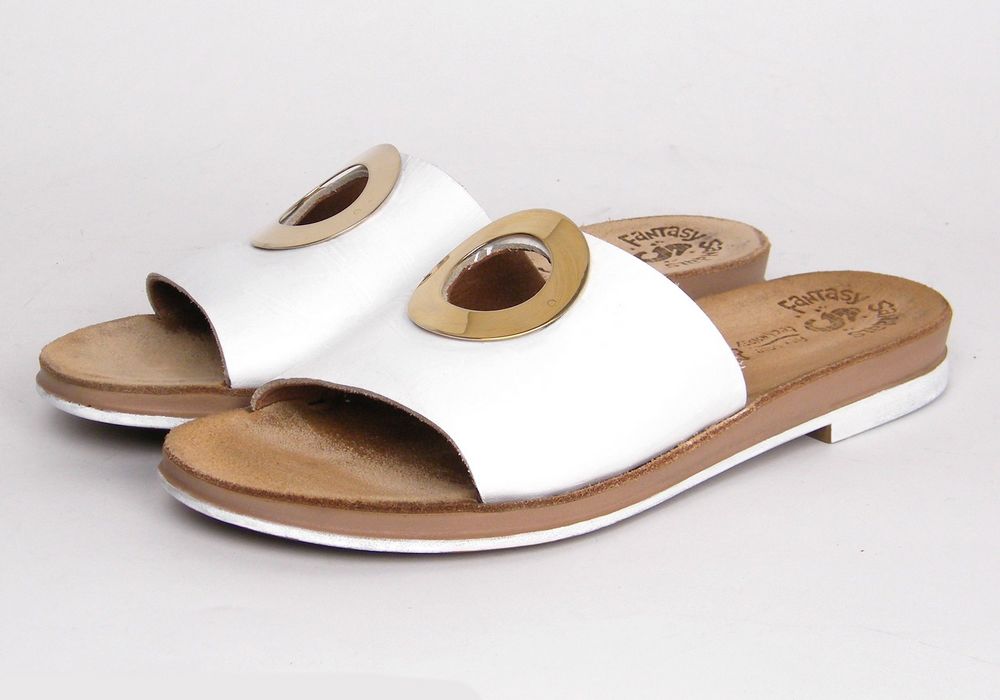 כפכפי עור אחרי שיוף וצביעה בלבן – מראה רענן ומחודש