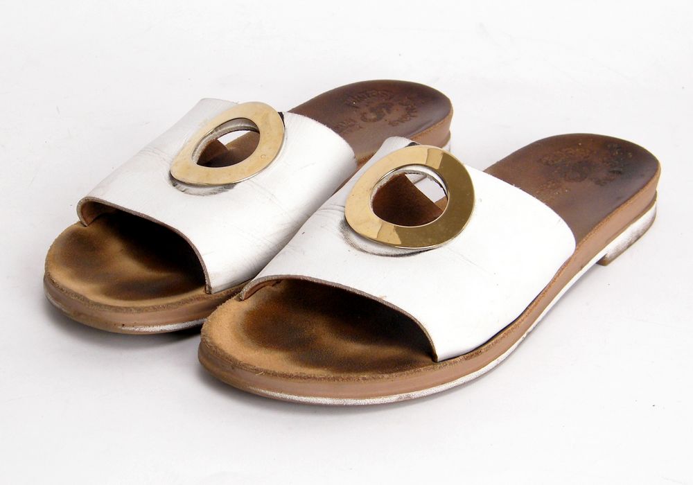 כפכפי עור לבנות לפני ניקוי וחידוש – כתמים ושחיקה נראים לעין