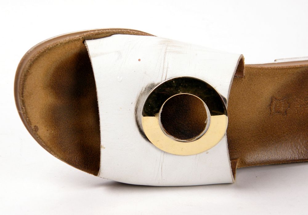 תקריב על כפכף עור לבן לפני ניקוי – סימני לכלוך ושריטות על העור