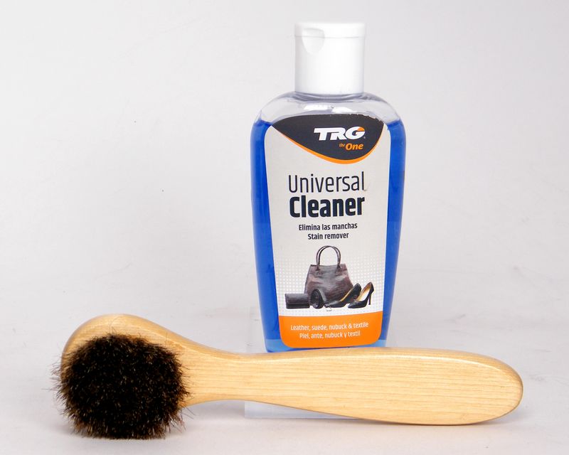 חומר ניקוי לעור של חברת TRG יחד עם מברשת ייעודית לניקוי כפכפי עור
