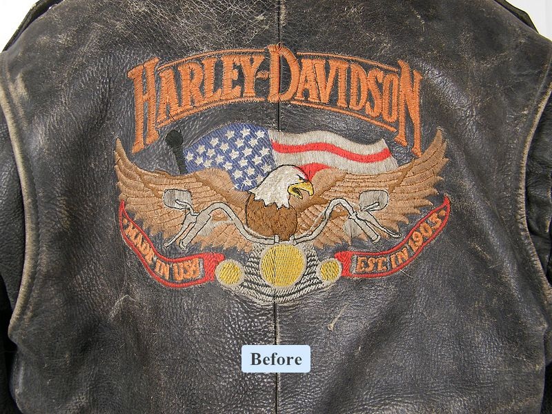 גב מעיל עור Harley-Davidson וינטג’ משנות ה־80 הרקמה לפני ניקוי, צבעים דהויים וסימני לכלוך מצטבר.