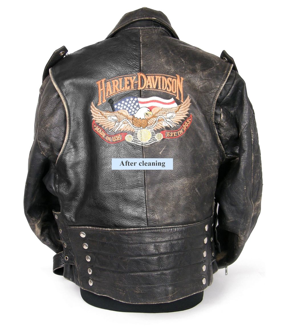 גב מעיל עור Harley-Davidson וינטג’ משנות ה־80 הרקמה והעור לאחר ניקוי מקצועי.